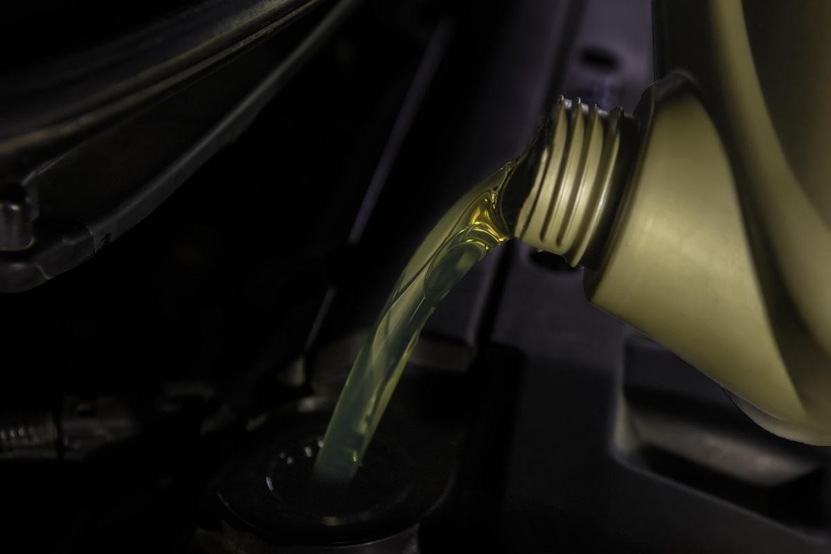 wlewanie oleju do silnika
