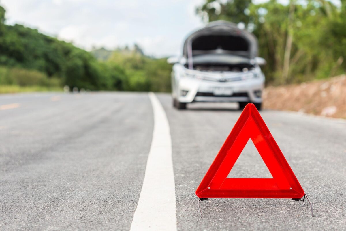 trójkąt ostrzegawczy postawiony na drodze